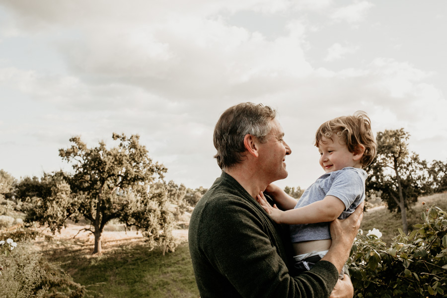 Family portraits, outdoor lifestyle photography, golden hour, valencia photographer, father and son