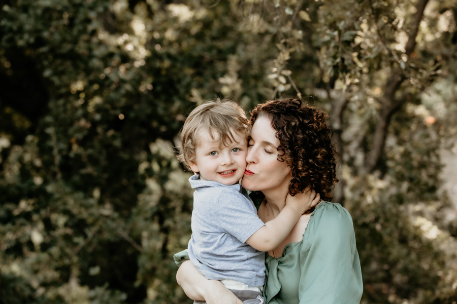 Family portraits, outdoor lifestyle photography, golden hour, valencia photographer, mother and son
