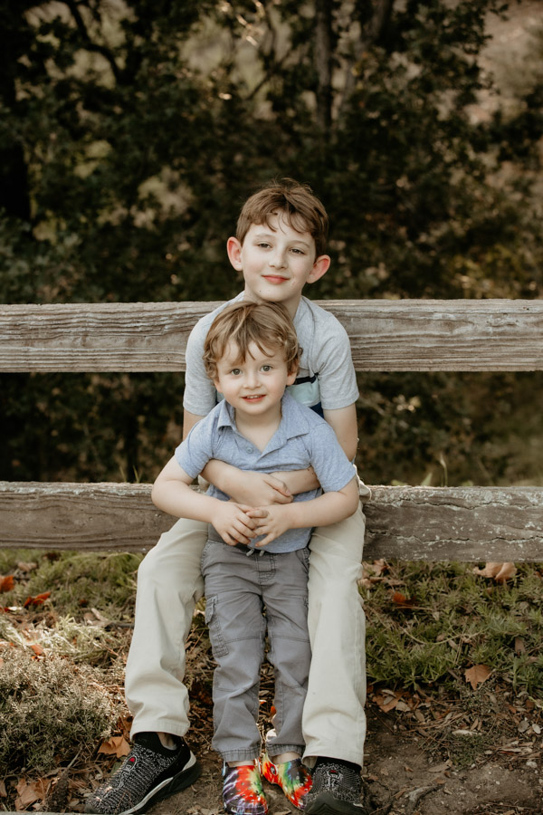 Family portraits, outdoor lifestyle photography, golden hour, valencia photographer, brothers