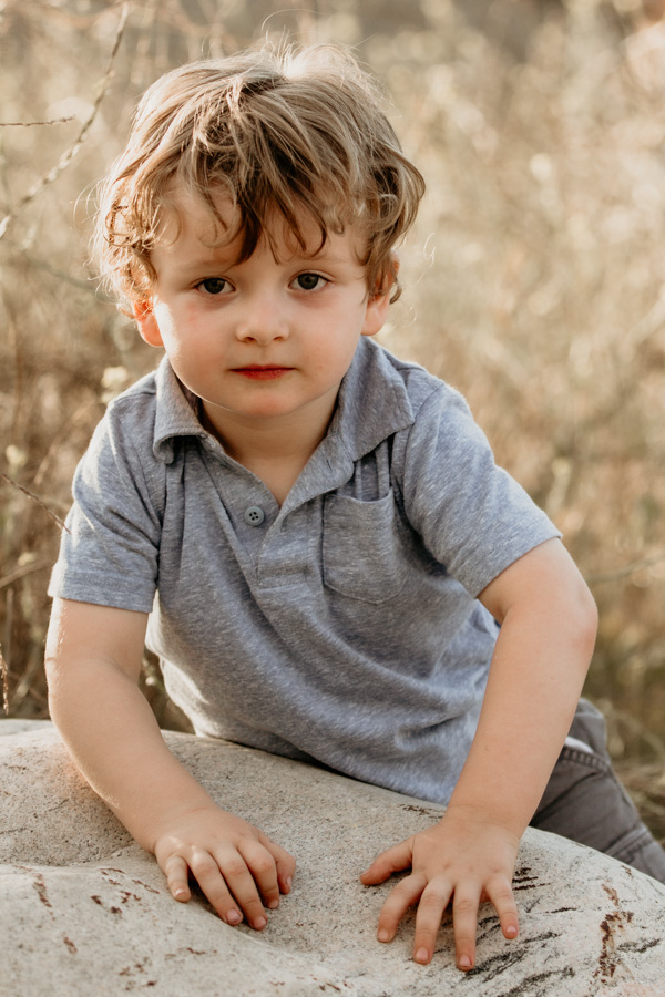 Family portraits, outdoor lifestyle photography, golden hour, Valencia photographer, child photography 