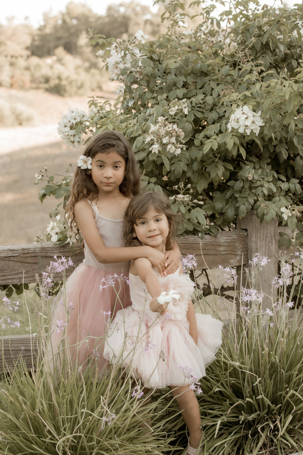 Family portraits, Valencia photographer, lifestyle natural light photography, sisters