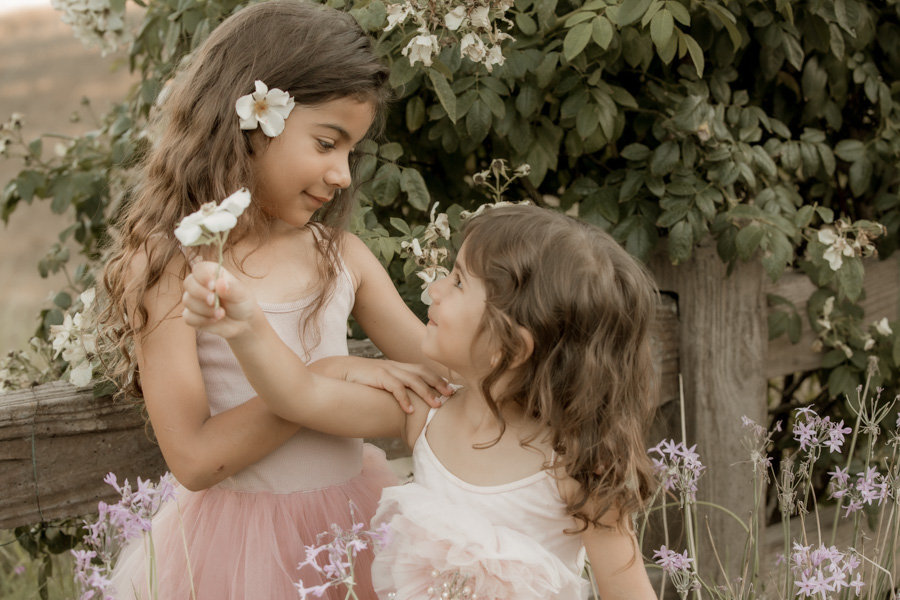 family portraits, lifestyle photography, Valencia photographer, child photography, sisters