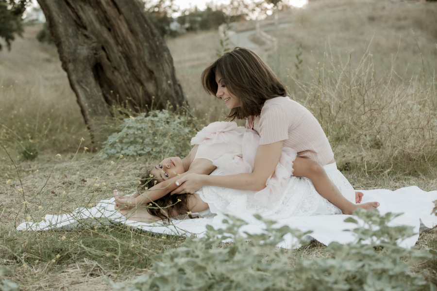 Family portraits, Valencia photographer, lifestyle natural light photography, mother and daughter