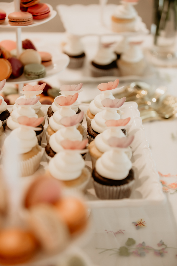 2V7A3892 Elegant baby shower decorations with pastel flowers and dessert table.