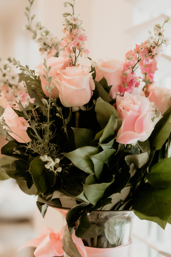 2V7A3893 Beautiful pink rose bouquet for expectant mother.