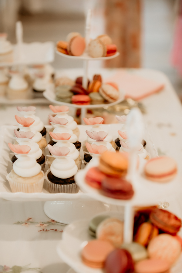 2V7A3894 Close-up of elegantly decorated desert table.