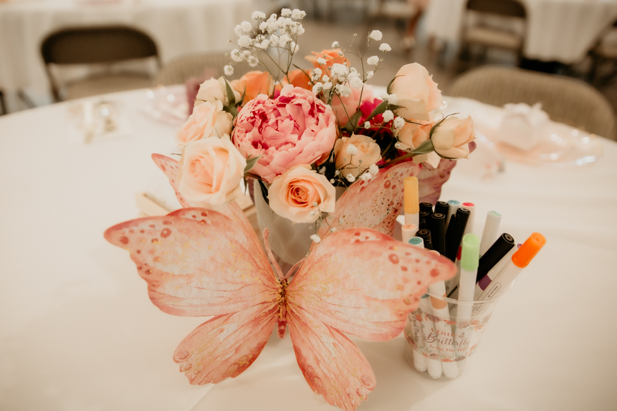 6G4A5170 Elegant baby shower decorations with pastel flowers, butterflies and balloons.